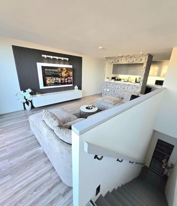 Modern Duplex Penthouse Panoramic Views & Parking Apartment Bradford  Exterior photo