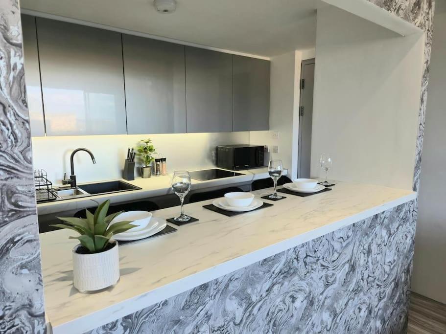Modern Duplex Penthouse Panoramic Views & Parking Apartment Bradford  Exterior photo